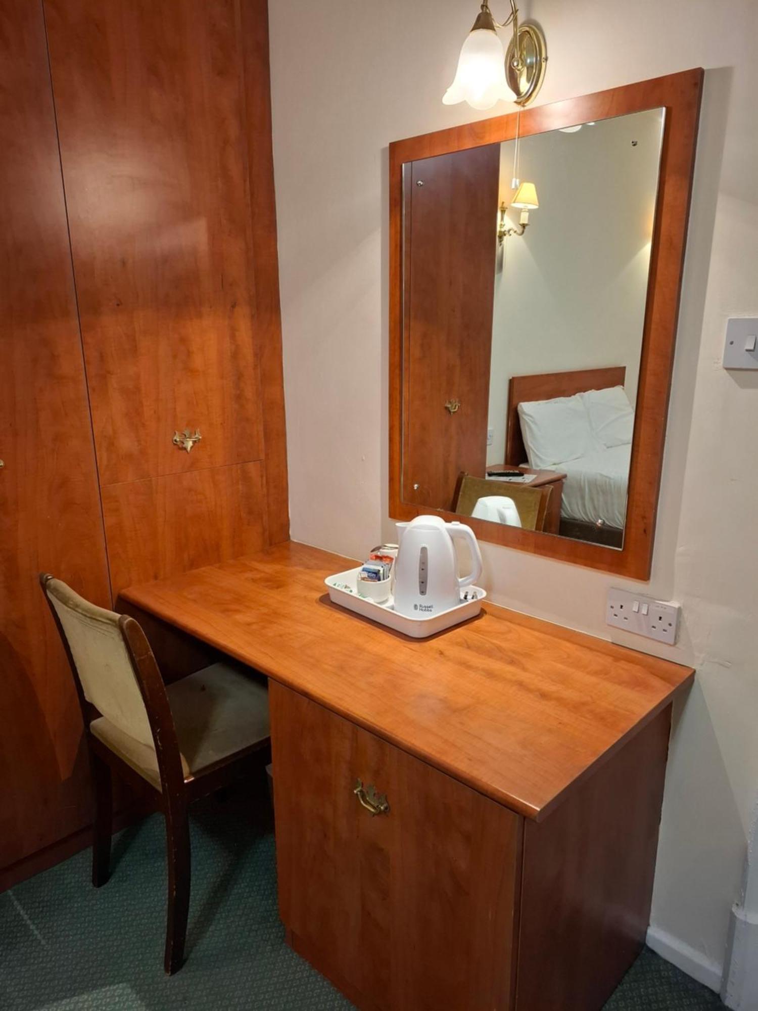 Borough Arms Hotel Ньюкасл-андер-Лайм Экстерьер фото