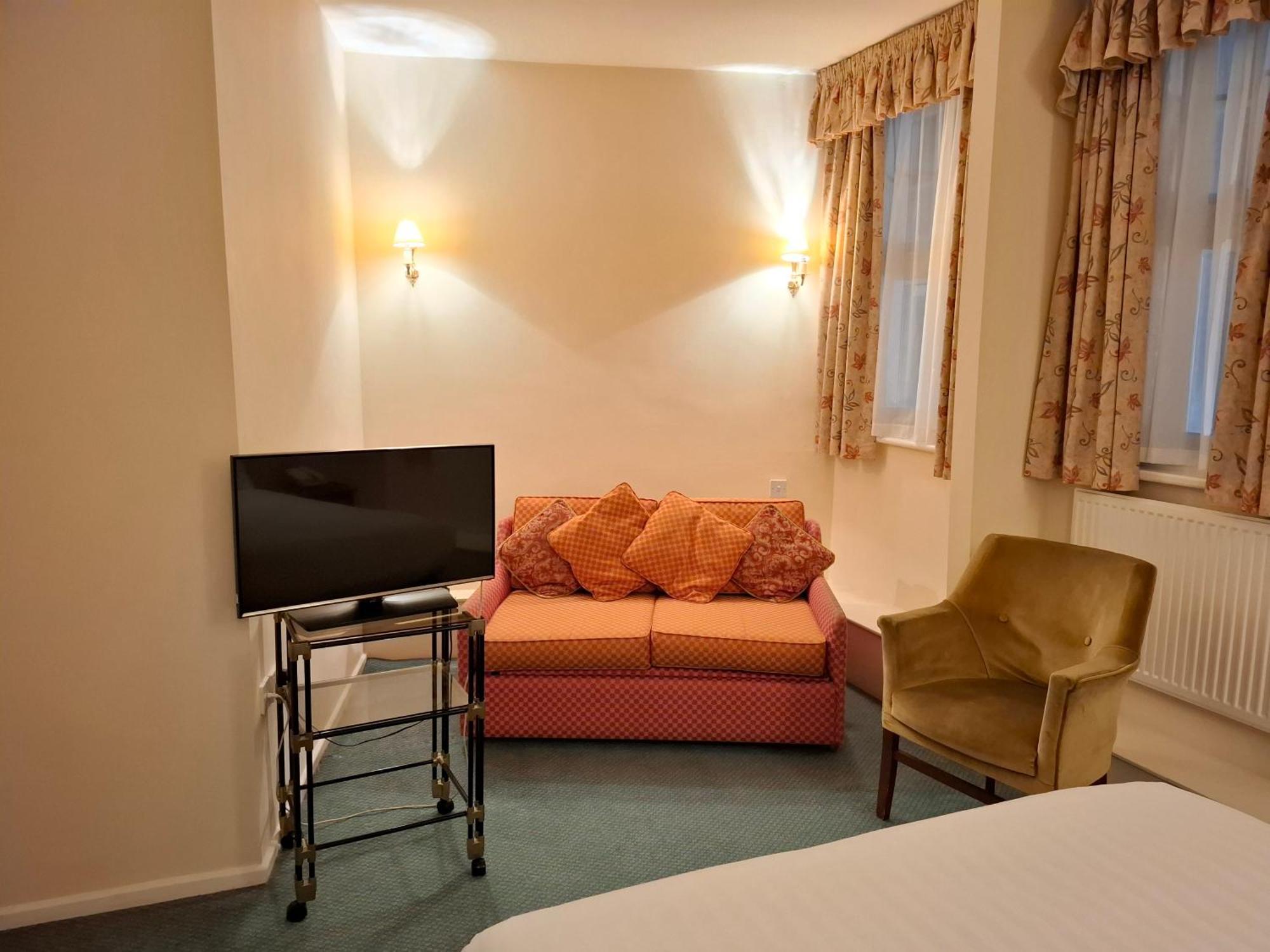 Borough Arms Hotel Ньюкасл-андер-Лайм Экстерьер фото