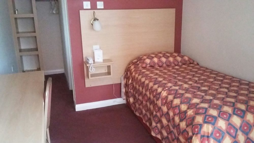 Borough Arms Hotel Ньюкасл-андер-Лайм Экстерьер фото
